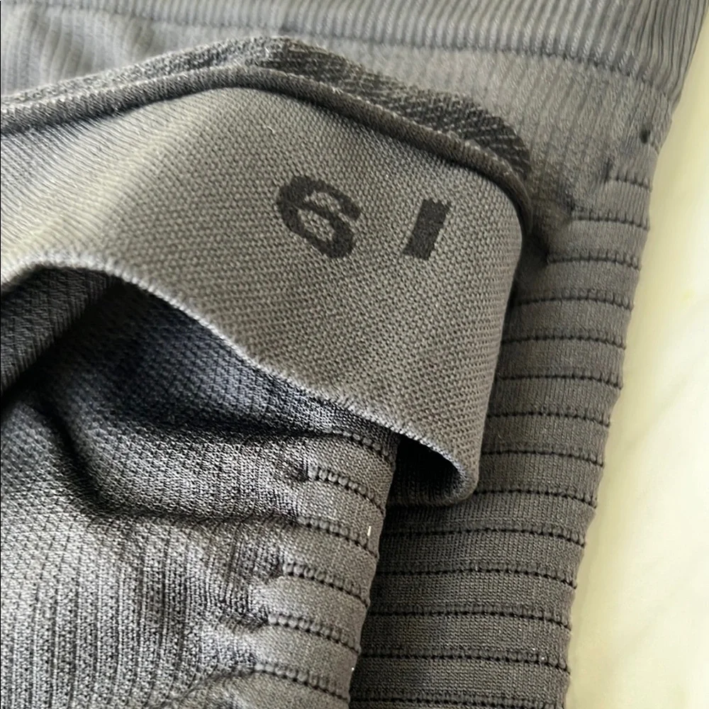 Lululemon Cropped “Seamless”Leggings - Picture 6 of 6